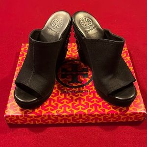 Beautiful wedge Tory Burch slide